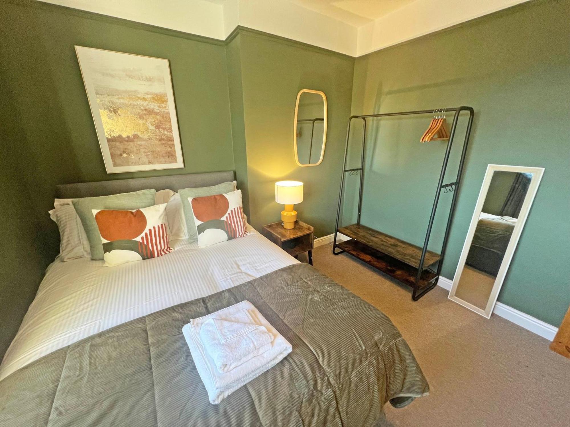 تشيستر Recently Refurbished 3 Bedroom Home With Parking - Perfect For Longstays - Sleeps 8 المظهر الخارجي الصورة